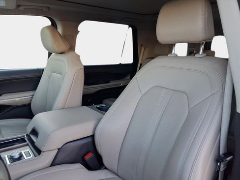 Used 2024 Ford Expedition Limited image 9