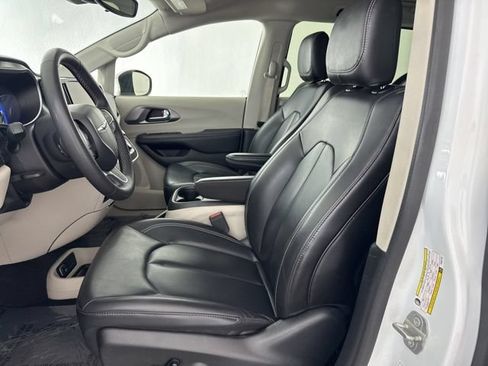 Used 2023 Chrysler Pacifica Touring-L FWD image 27