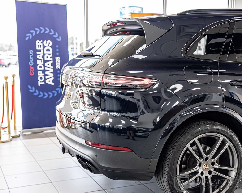 Used 2023 Porsche Cayenne w/ Premium Package AWD/4WD image 15