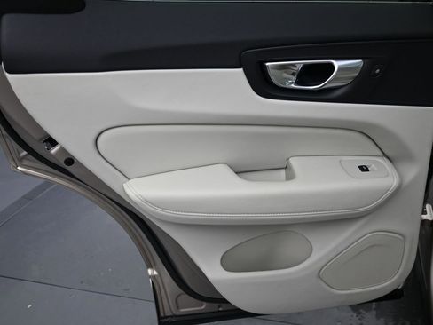 Certified 2023 Volvo XC60 B5 Plus AWD/4WD image 20