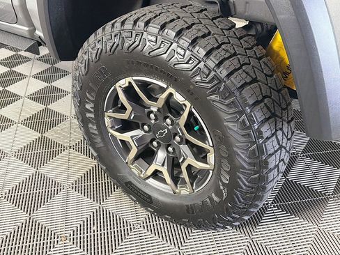 Used 2024 Chevrolet Colorado ZR2 w/ Technology Package AWD/4WD image 38