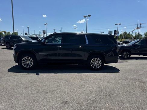 Used 2025 Chevrolet Suburban Premier AWD/4WD image 7