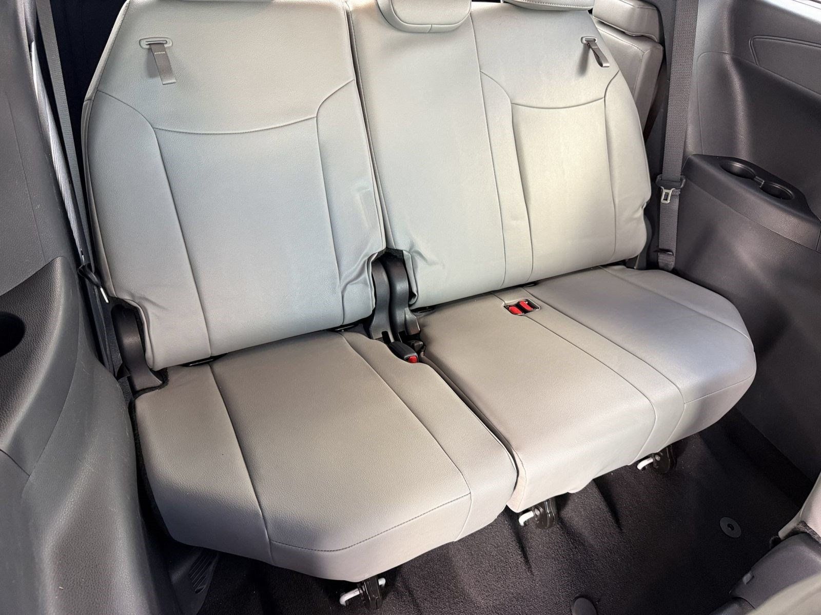Used 2026 Toyota Sienna XLE FWD image 27
