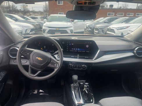 Used 2025 Chevrolet Trax LT image 32