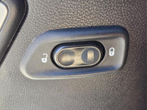Used 2015 Jeep Wrangler Unlimited Rubicon w/ Connectivity Group AWD/4WD image 22