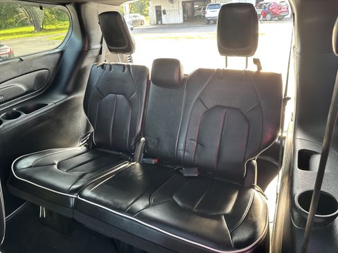 Used 2025 Chrysler Pacifica Limited FWD image 29