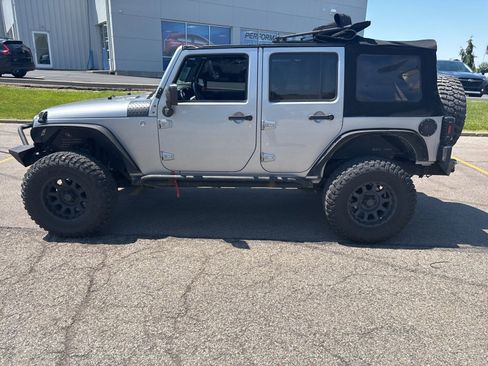 Used 2015 Jeep Wrangler Unlimited Sahara w/ Connectivity Group AWD/4WD image 4