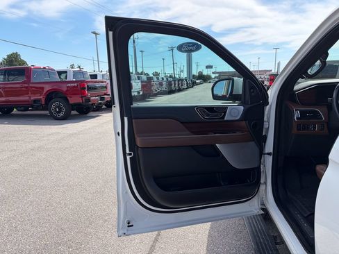 Used 2023 Lincoln Navigator Reserve AWD/4WD image 13