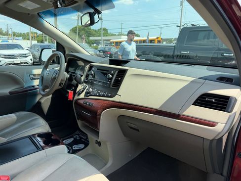 Used 2014 Toyota Sienna XLE AWD/4WD image 23