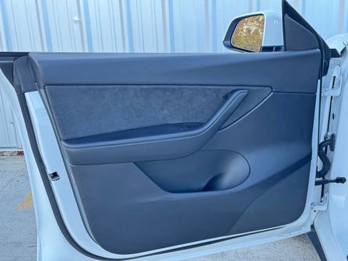 Used 2021 Tesla Model Y Long Range image 42