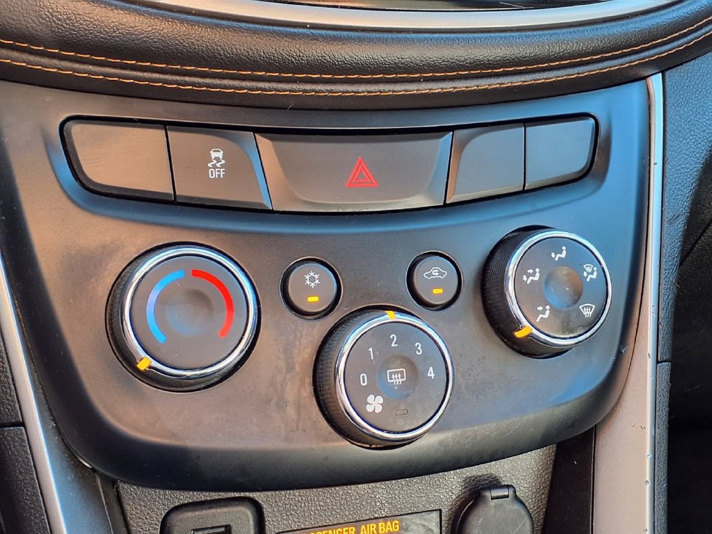 Used 2020 Chevrolet Trax LT w/ LT Convenience Package FWD image 25