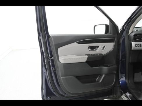 Certified 2025 Honda Pilot TrailSport image 4
