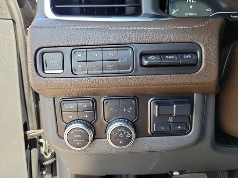 Used 2022 GMC Yukon Denali w/ Denali Premium Package AWD/4WD image 15