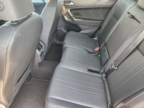 Used 2023 Volkswagen Tiguan SE w/ Panoramic Sunroof Package image 31