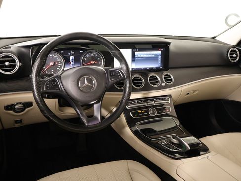 Used 2017 Mercedes-Benz E 300 4MATIC image 2