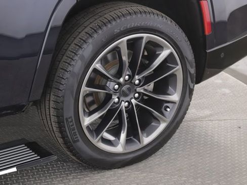 Used 2025 Jeep Grand Wagoneer Series II Obsidian w/ Quick Order Packagew 28T image 13