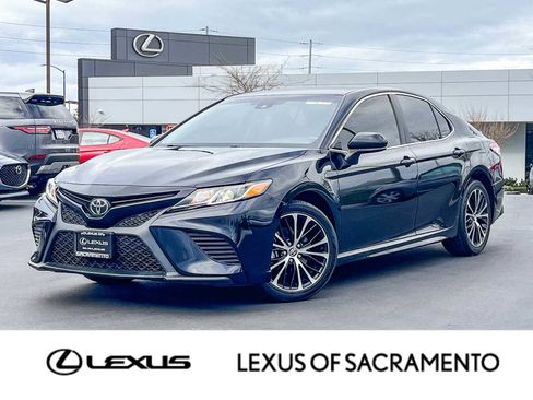 Used 2020 Toyota Camry SE image 1