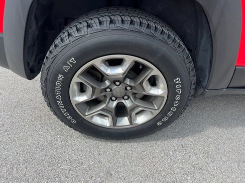 Used 2019 Jeep Cherokee Trailhawk w/ Cold Weather Group AWD/4WD image 11
