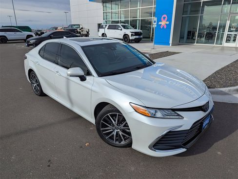 Used 2022 Toyota Camry XLE image 4