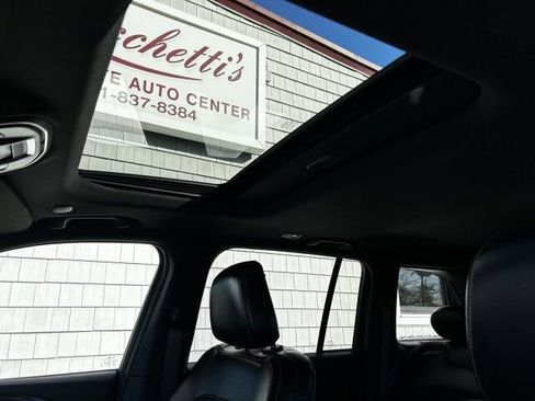 Used 2025 Jeep Grand Cherokee Altitude image 12