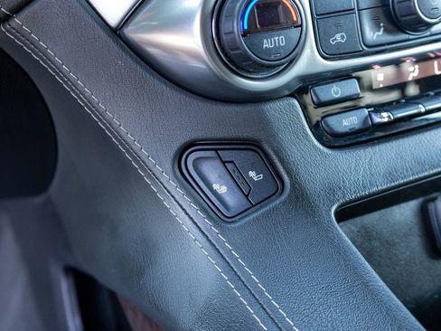 Used 2019 Chevrolet Suburban LT image 31