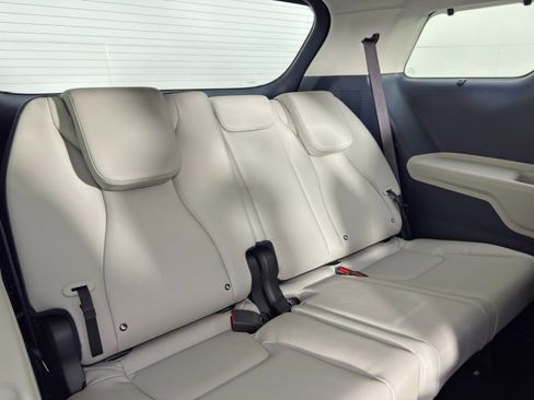 Used 2025 Kia Carnival EX image 44