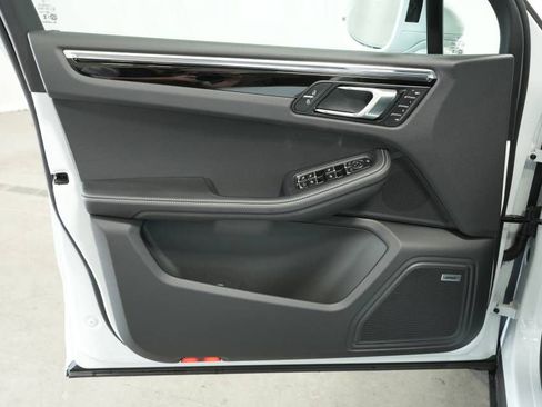 Certified 2025 Porsche Macan image 25