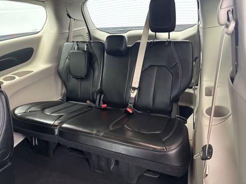 Used 2024 Chrysler Pacifica Touring-L image 18