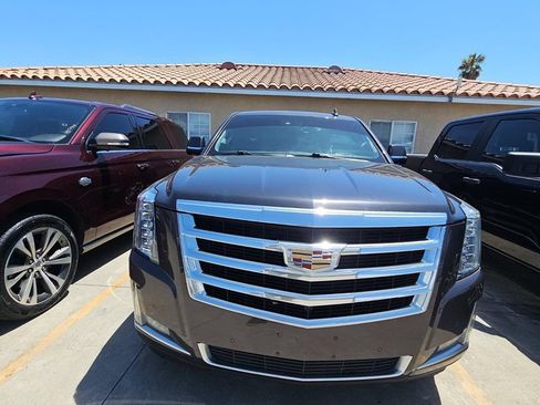 Used 2016 Cadillac Escalade Luxury RWD image 2