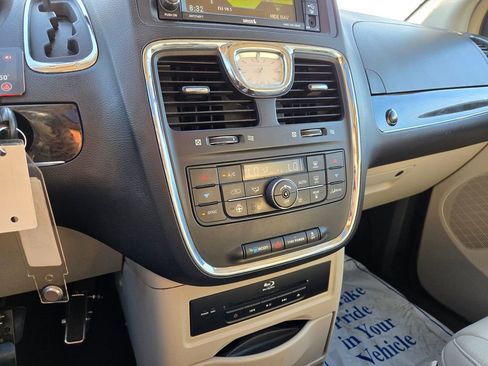 Used 2016 Chrysler Town & Country Limited Platinum image 22