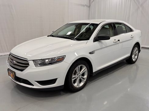 Used 2018 Ford Taurus SE image 1