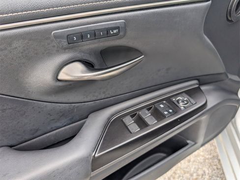 Used 2019 Lexus ES 300h image 9