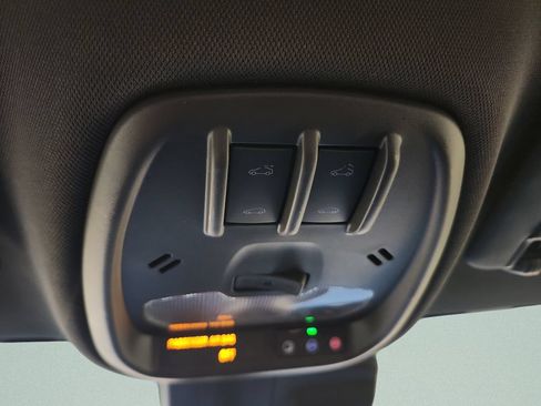 Used 2024 Chevrolet Trax RS w/ Sunroof Package FWD image 17