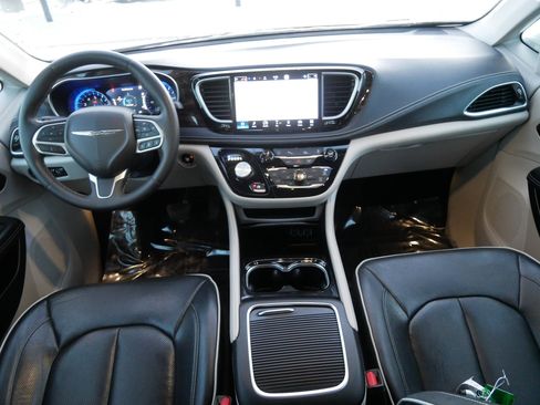 Used 2023 Chrysler Pacifica Limited image 10