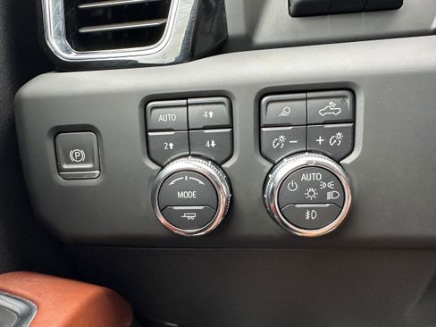 Used 2024 GMC Sierra 2500 Denali Ultimate image 9