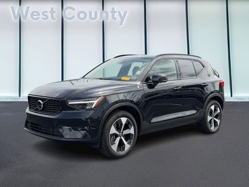 Certified 2025 Volvo XC40 B5 Plus AWD/4WD image 9