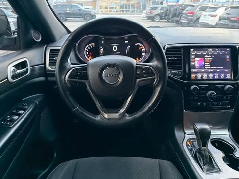 Used 2019 Jeep Grand Cherokee Laredo w/ 18" Wheel & 8.4" Radio Group image 16