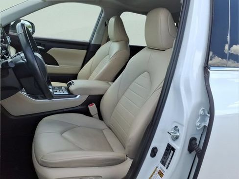 Used 2022 Toyota Highlander XLE AWD/4WD image 12