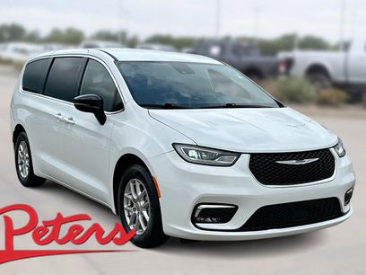 Used 2025 Chrysler Pacifica Select