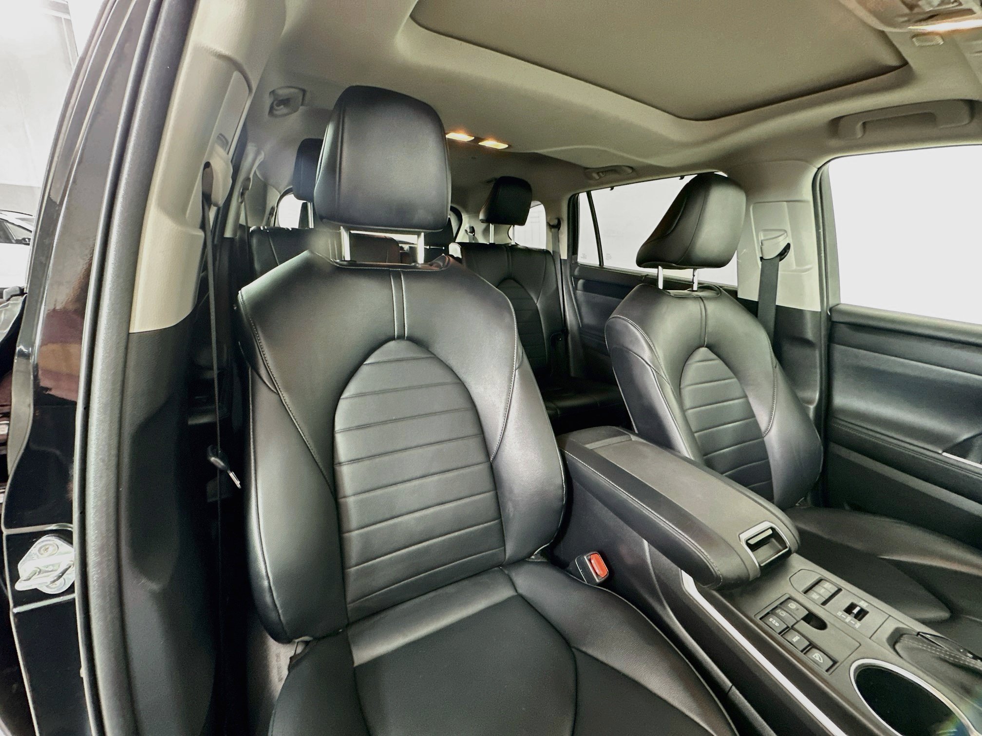 Used 2023 Toyota Highlander XLE AWD/4WD image 28