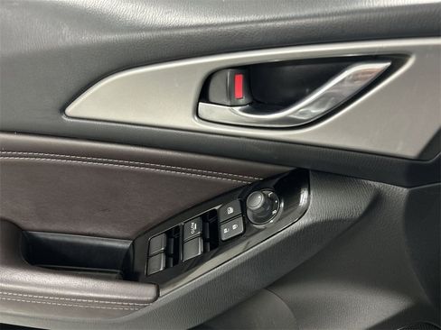 Used 2018 MAZDA MAZDA3 Touring image 11