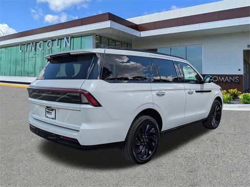 New 2025 Lincoln Navigator Reserve w/ Jet Appearance Package image 4