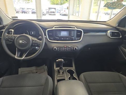 Used 2017 Kia Sorento FWD image 11