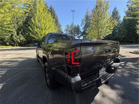 Used 2019 Toyota Tacoma TRD Off-Road w/ Technology Package AWD/4WD image 9