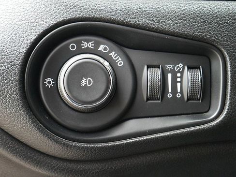 Used 2018 Jeep Renegade Trailhawk w/ Cold Weather Group II image 26