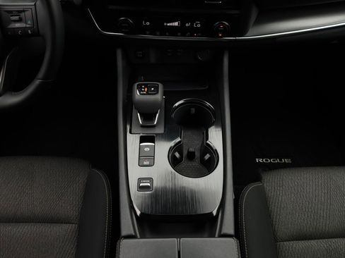 Used 2025 Nissan Rogue SV FWD image 15