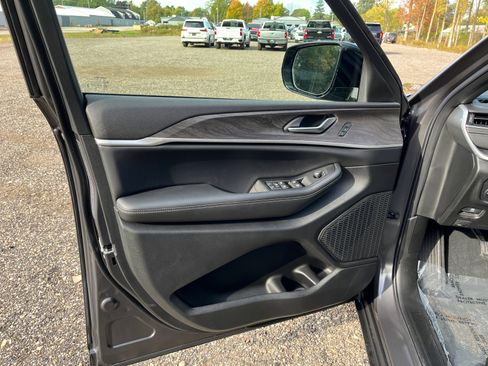 New 2025 Jeep Grand Cherokee Limited w/ Black Appearance Package image 22