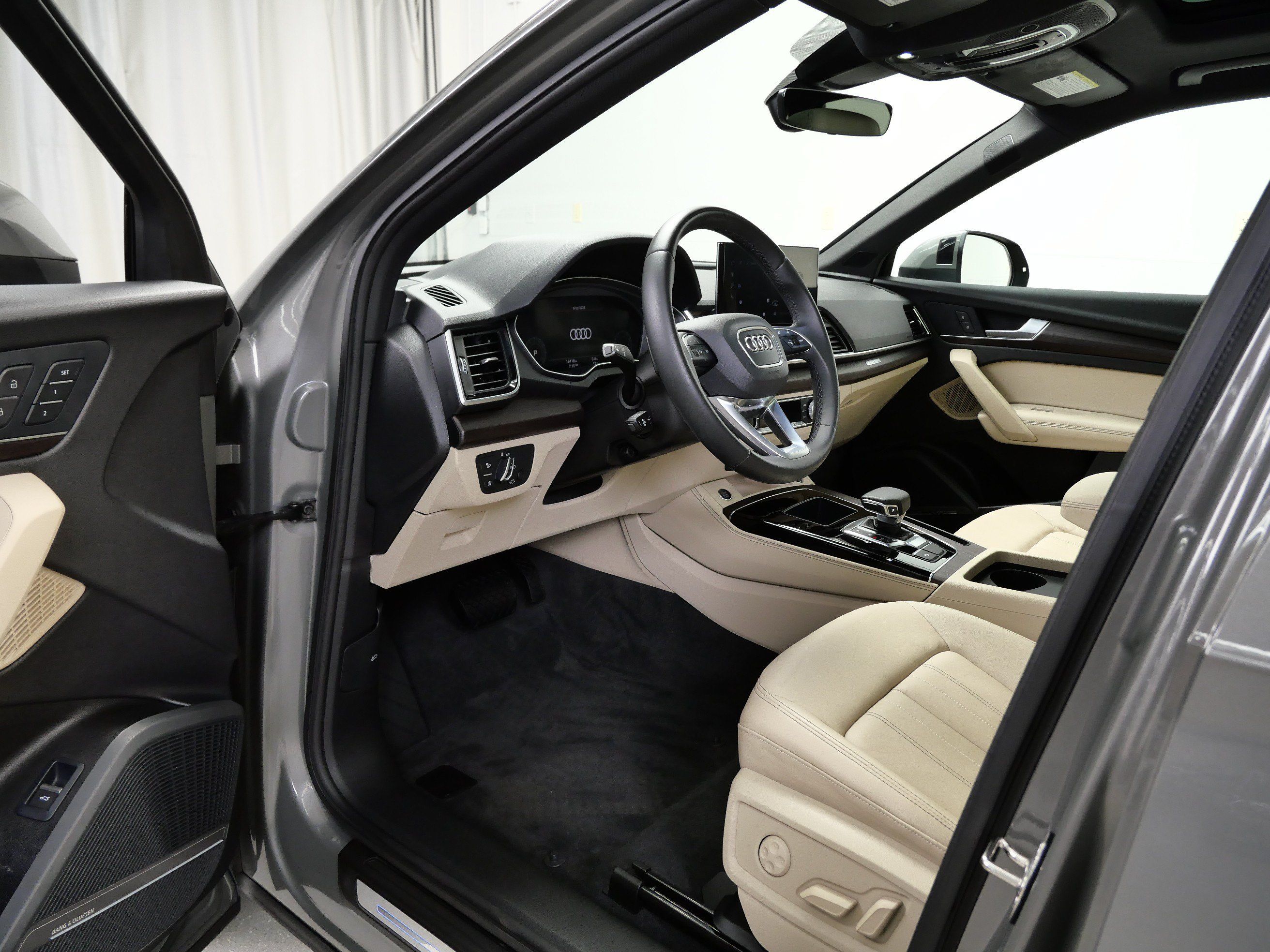 Used 2023 Audi Q5 2.0T Premium Plus w/ Premium Plus Package AWD/4WD image 13