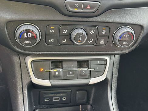 Used 2023 GMC Terrain SLT image 26