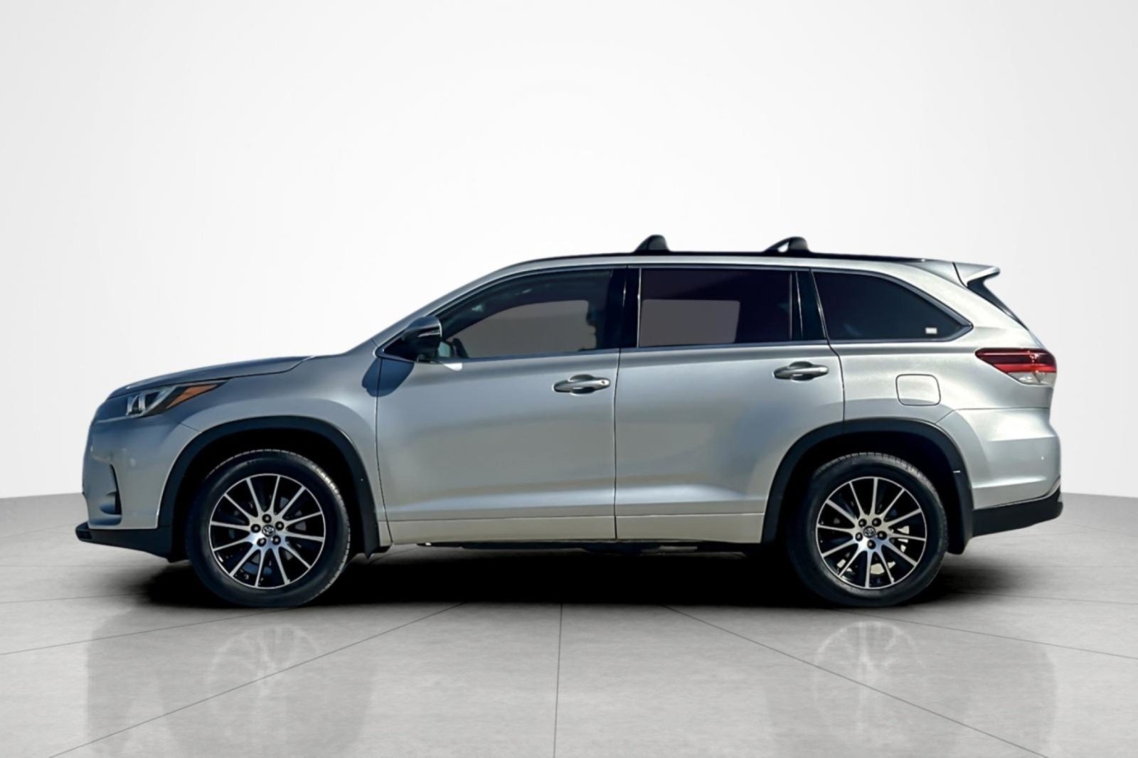 Certified 2018 Toyota Highlander SE w/ Protection Package #1 FWD image 2